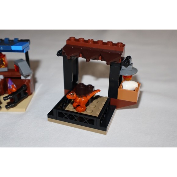 LEGO Baby Dinosaur Minifigure Jurassic World 76945 & 30390 with Stalls Enclosure - Picture 3 of 11